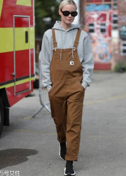 春天穿背帶褲怎么搭配？大玩減齡風(fēng)