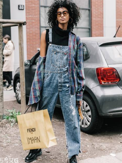 春天穿背帶褲怎么搭配？大玩減齡風(fēng)