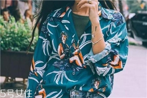 碎花衣服怎么搭配？美上天的秘密武器