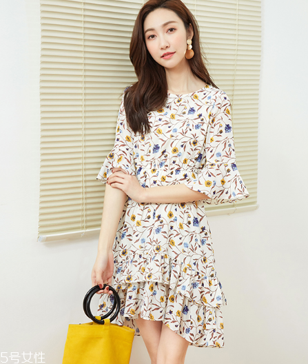 碎花衣服怎么搭配？美上天的秘密武器