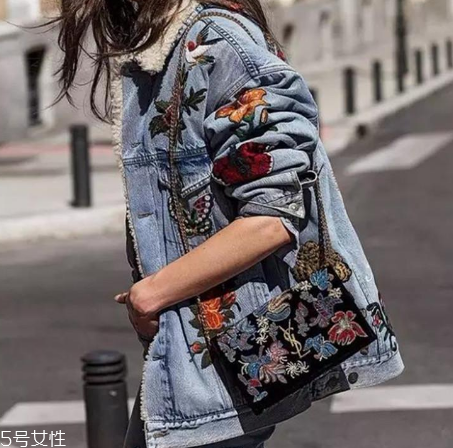 碎花衣服怎么搭配？美上天的秘密武器