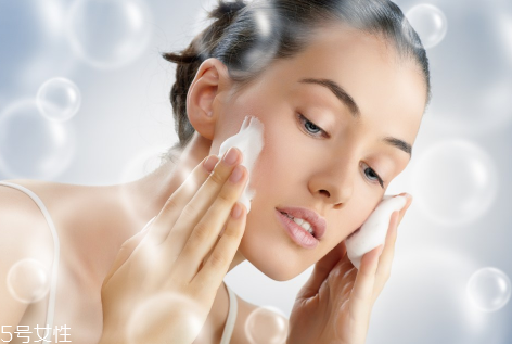 不洗臉容易長(zhǎng)脂肪粒嗎 這樣洗臉皮膚想不好都不行