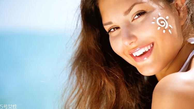 防曬霜倍數(shù)高就不會(huì)曬黑嗎？不防水再高也沒用