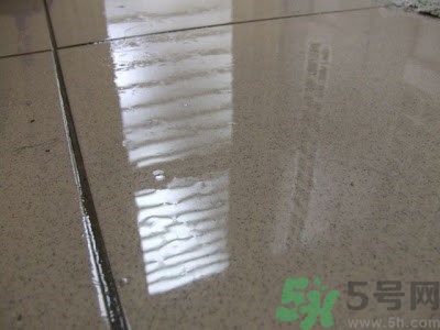 家里地板返潮怎么辦？墻上流水是怎么回事？