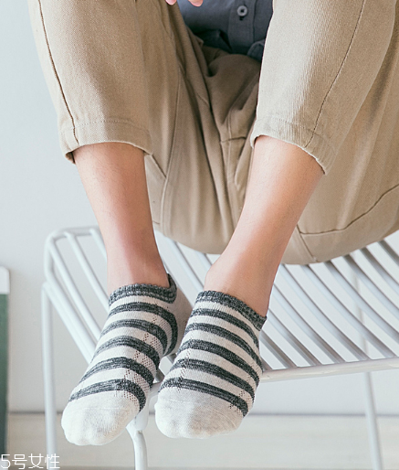 襪子上的黃漬怎么洗掉？黃漬輕松去無蹤