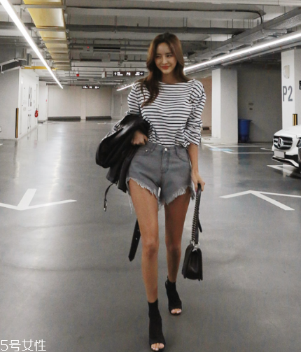 長袖t恤怎么搭配？屬于你的最佳出門穿搭