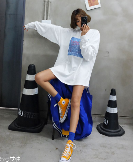 長袖t恤怎么搭配？屬于你的最佳出門穿搭