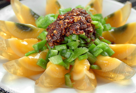 松花皮蛋怎么做好吃 涼拌起來(lái)很好吃