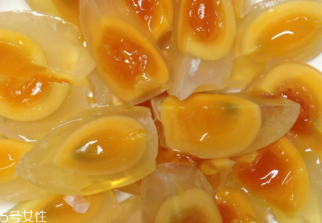 松花皮蛋怎么做好吃 涼拌起來(lái)很好吃