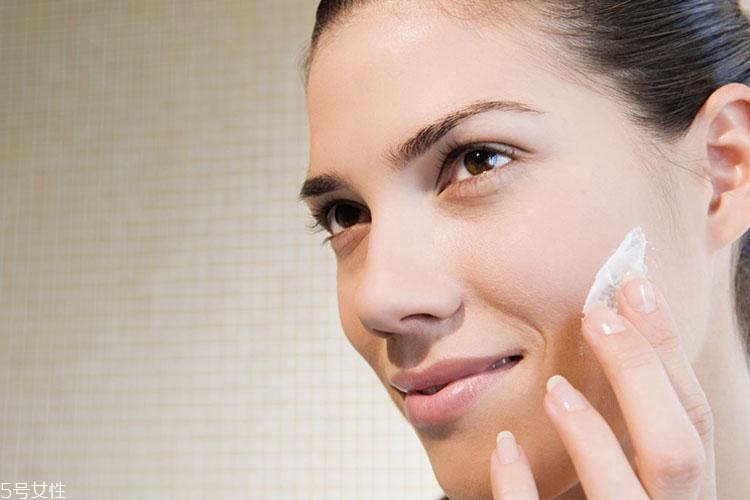痘痘肌適合用什么卸妝 對(duì)癥下藥還你無暇美肌
