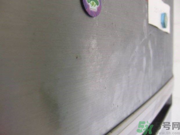 家里地板返潮怎么辦？墻上流水是怎么回事？