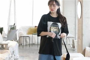 t恤能用洗衣機(jī)洗嗎？要看具體面料