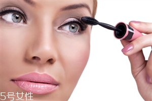刷睫毛膏要注意什么 刷完睫毛膏再夾一次睫毛 刷睫毛膏要注意什么 刷完睫毛膏再夾一次睫毛