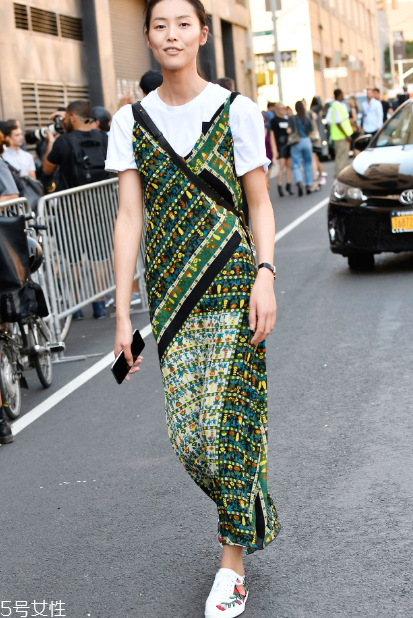 連衣裙里面怎么搭配？堪稱遮肉神器