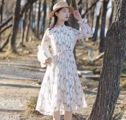 連衣裙里面怎么搭配？堪稱遮肉神器