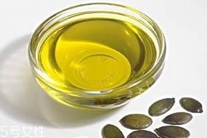 核桃油和橄欖油哪個好 核桃油的營養(yǎng)要好一些