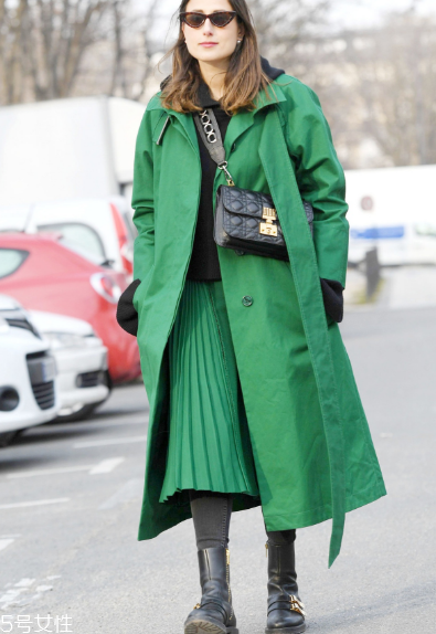 春天百褶裙怎么搭配？春天要這樣穿百褶裙才好看