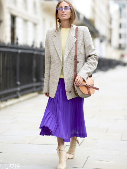 春天百褶裙怎么搭配？春天要這樣穿百褶裙才好看