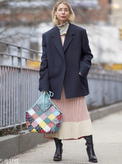 春天百褶裙怎么搭配？春天要這樣穿百褶裙才好看