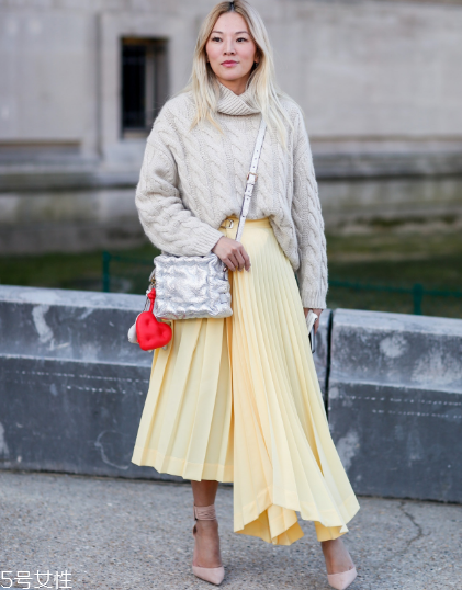 春天百褶裙怎么搭配？春天要這樣穿百褶裙才好看