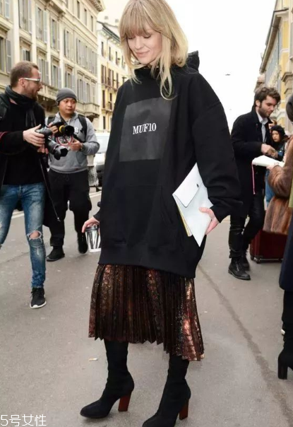 春天百褶裙怎么搭配？春天要這樣穿百褶裙才好看