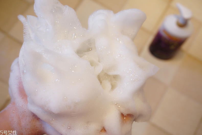 力士幽蓮魅膚沐浴露能洗臉嗎？弱酸性很溫和