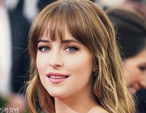 劉海在眉毛上面的發(fā)型叫什么 劉海要看自己的臉型修剪 劉海在眉毛上面的發(fā)型叫什么 劉海要看自己的臉型修剪