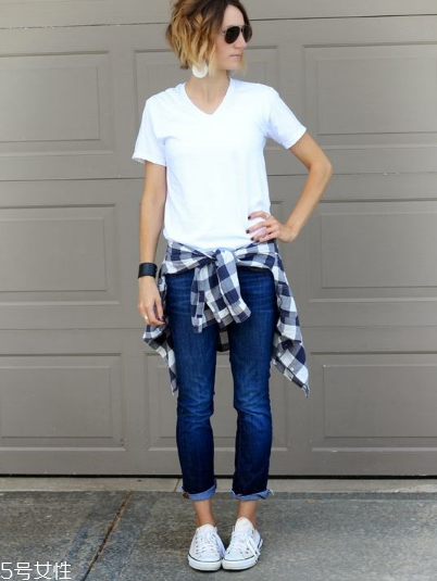 t恤怎么疊成小圓筒？最省空間的T恤疊法