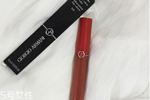 阿瑪尼紅管唇釉200是什么顏色？阿瑪尼紅管200唇部試色