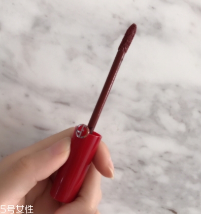 阿瑪尼紅管唇釉200是什么顏色？阿瑪尼紅管200唇部試色