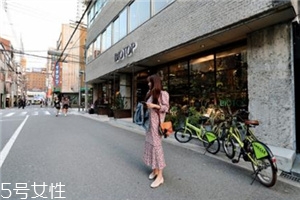 印花連衣裙配什么鞋子？印花連衣裙搭配鞋子圖片