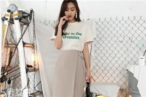 短袖t恤怎么搭配裙子？短袖t恤搭配裙子方案推薦