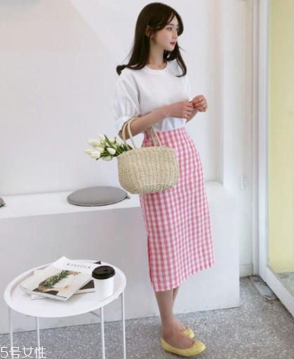 短袖t恤怎么搭配裙子？短袖t恤搭配裙子方案推薦