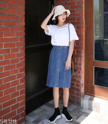 短袖t恤怎么搭配裙子？短袖t恤搭配裙子方案推薦