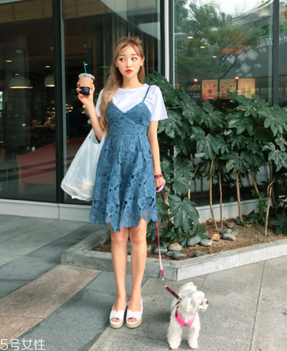 短袖t恤怎么搭配裙子？短袖t恤搭配裙子方案推薦