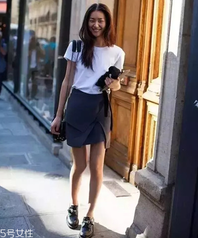 短袖t恤怎么搭配裙子？短袖t恤搭配裙子方案推薦