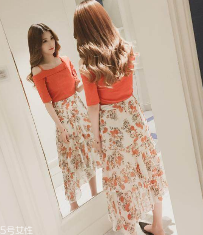 短袖t恤怎么搭配裙子？短袖t恤搭配裙子方案推薦