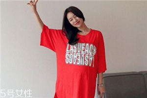 紅色t恤衫配什么褲子？紅色t恤這樣搭配褲子