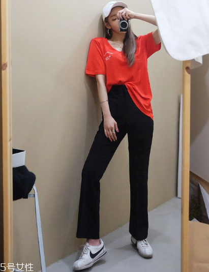 紅色t恤衫配什么褲子？紅色t恤這樣搭配褲子