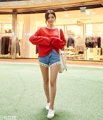 紅色t恤衫配什么褲子？紅色t恤這樣搭配褲子