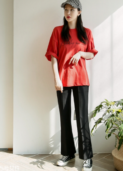 紅色t恤衫配什么褲子？紅色t恤這樣搭配褲子