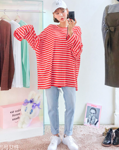 紅色t恤衫配什么褲子？紅色t恤這樣搭配褲子