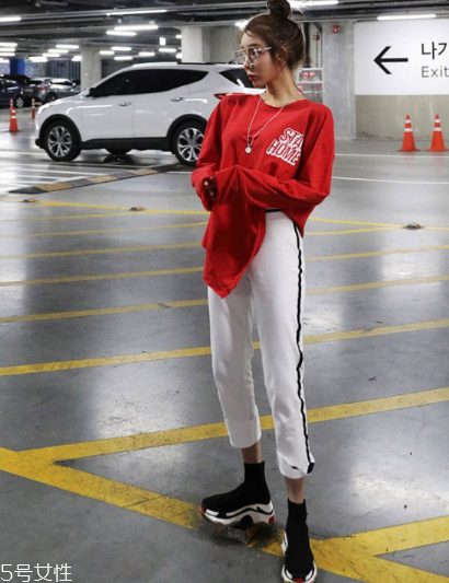 紅色t恤衫配什么褲子？紅色t恤這樣搭配褲子