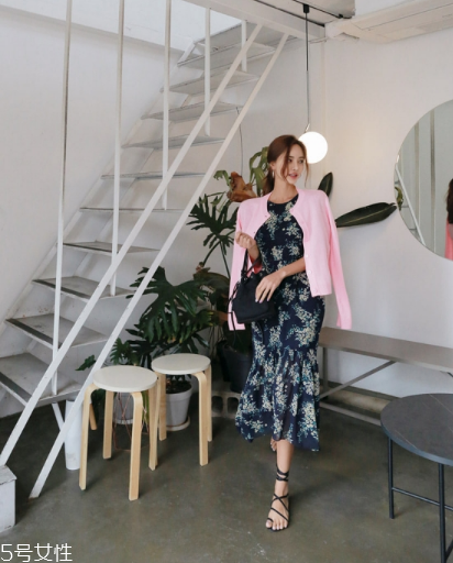 印花連衣裙配什么外套？印花連衣裙搭配外套技巧