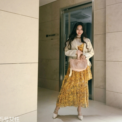 印花連衣裙配什么外套？印花連衣裙搭配外套技巧