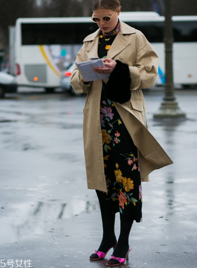 印花連衣裙配什么外套？印花連衣裙搭配外套技巧