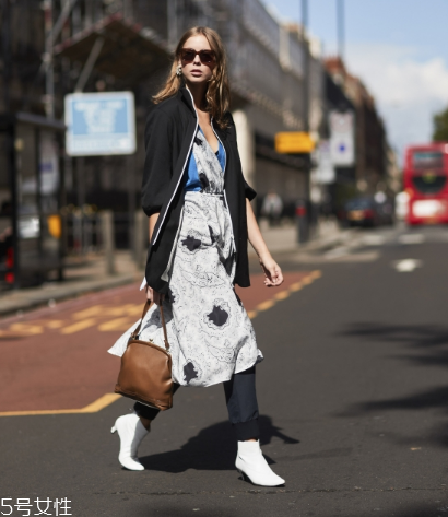 印花連衣裙配什么外套？印花連衣裙搭配外套技巧