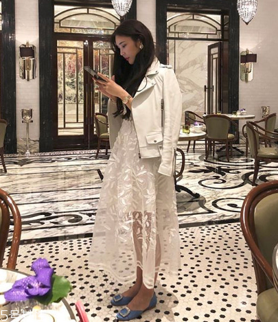 蕾絲連衣裙搭配什么外套？蕾絲連衣裙搭配外套技巧