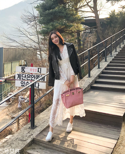 蕾絲連衣裙搭配什么外套？蕾絲連衣裙搭配外套技巧