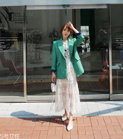 蕾絲連衣裙搭配什么外套？蕾絲連衣裙搭配外套技巧